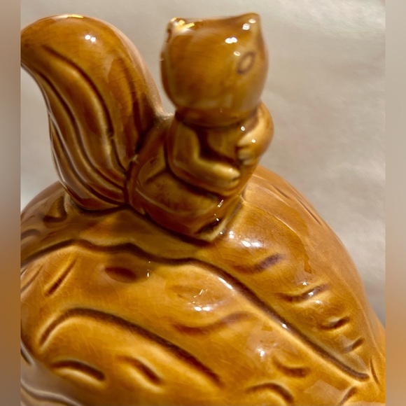 Vintage Squirrel Walnut Ceramic Covered Dish. 7.5” - Picture 4 of 12